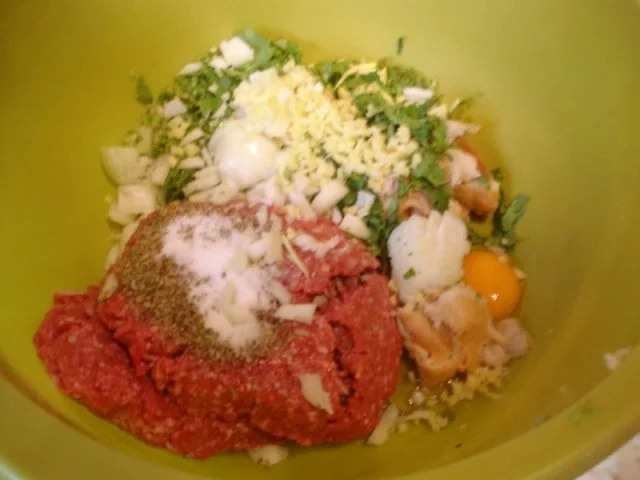 Korianderbuletten mit Sellerie-Kartoffelstampf und Erbsen mit Möhren - Rezept - Bild Nr. 3