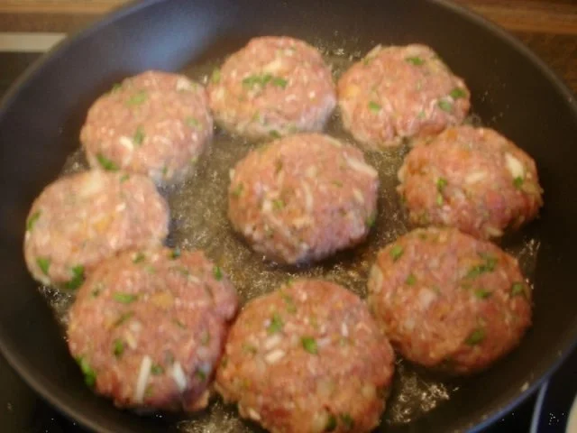 Korianderbuletten mit Sellerie-Kartoffelstampf und Erbsen mit Möhren - Rezept - Bild Nr. 7