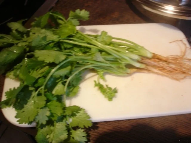 Korianderbuletten mit Sellerie-Kartoffelstampf und Erbsen mit Möhren - Rezept - Bild Nr. 2