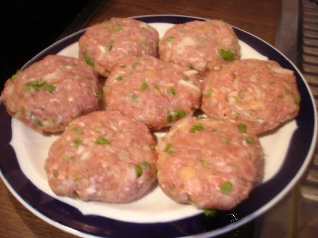 Korianderbuletten mit Sellerie-Kartoffelstampf und Erbsen mit Möhren - Rezept - Bild Nr. 5