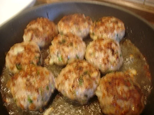 Korianderbuletten mit Sellerie-Kartoffelstampf und Erbsen mit Möhren - Rezept - Bild Nr. 8