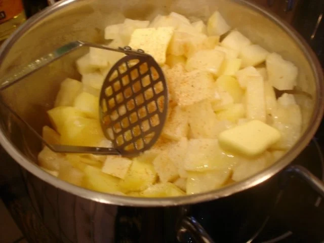 Korianderbuletten mit Sellerie-Kartoffelstampf und Erbsen mit Möhren - Rezept - Bild Nr. 13