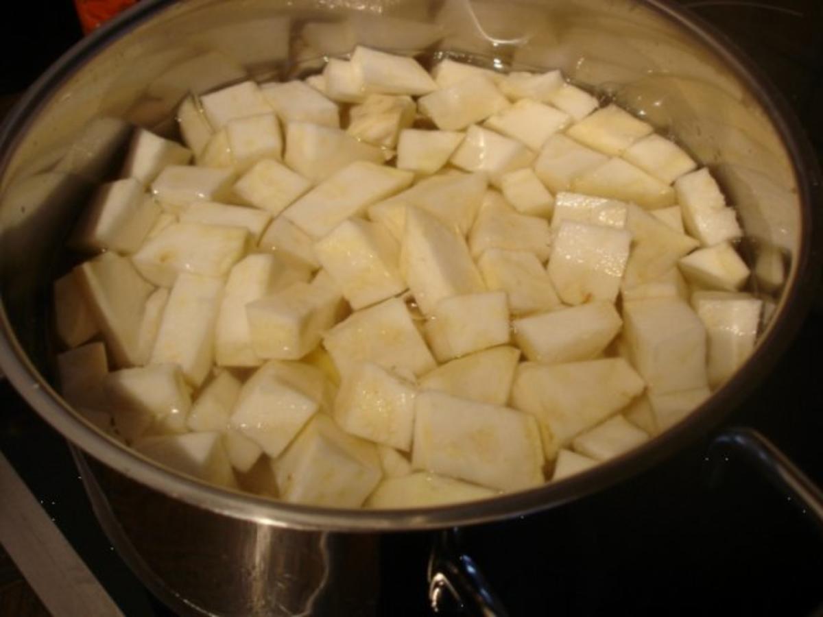 Korianderbuletten mit Sellerie-Kartoffelstampf und Erbsen mit Möhren - Rezept - Bild Nr. 12