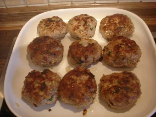 Korianderbuletten mit Sellerie-Kartoffelstampf und Erbsen mit Möhren - Rezept - Bild Nr. 9