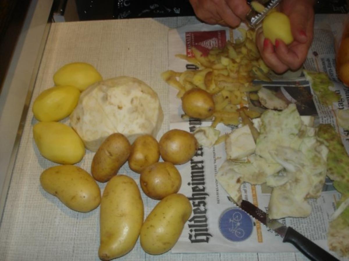 Korianderbuletten mit Sellerie-Kartoffelstampf und Erbsen mit Möhren - Rezept - Bild Nr. 11
