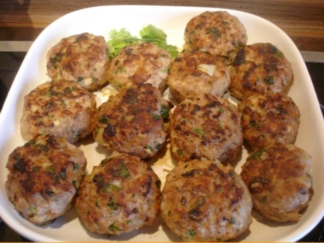 Korianderbuletten mit Sellerie-Kartoffelstampf und Erbsen mit Möhren - Rezept - Bild Nr. 10