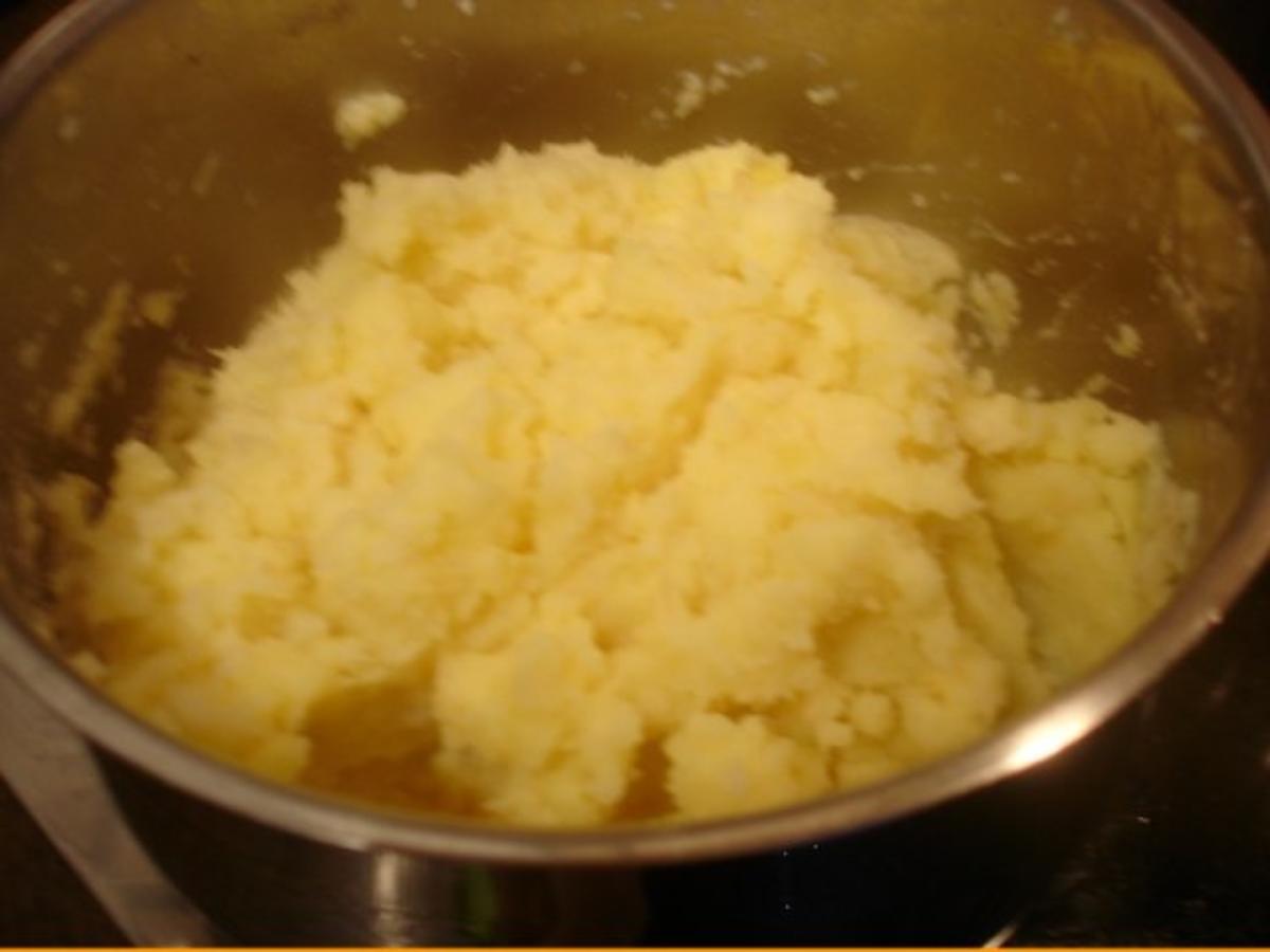 Korianderbuletten mit Sellerie-Kartoffelstampf und Erbsen mit Möhren - Rezept - Bild Nr. 14