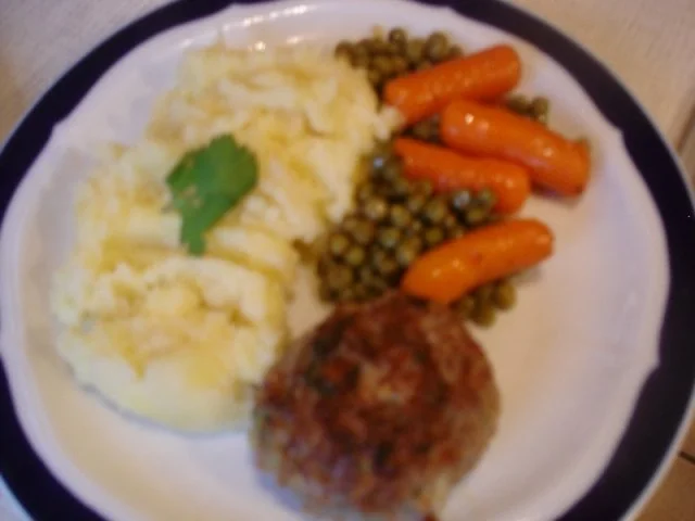 Korianderbuletten mit Sellerie-Kartoffelstampf und Erbsen mit Möhren - Rezept - Bild Nr. 15