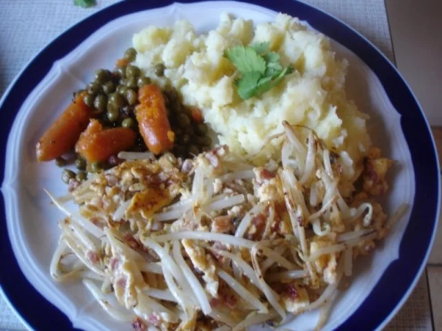 - Exotisches - Rührei mit Sellerie-Kartoffelstampf und Erbsen mit Möhren - Rezept