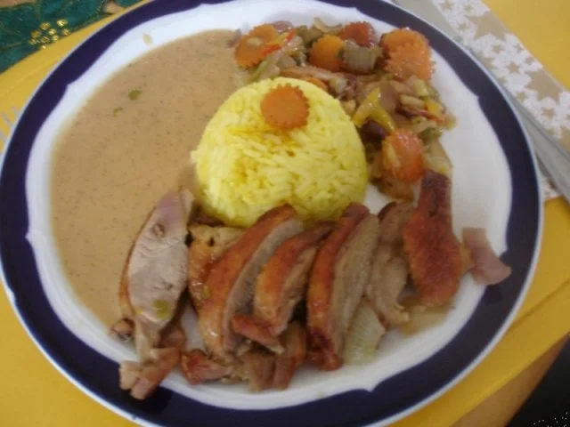 Knusper-Ente mit buntem Gemüse, Erdnusssauce und gelben Reis - Rezept