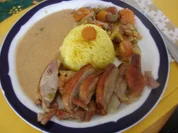 Knusper-Ente mit buntem Gemüse, Erdnusssauce und gelben Reis - Rezept