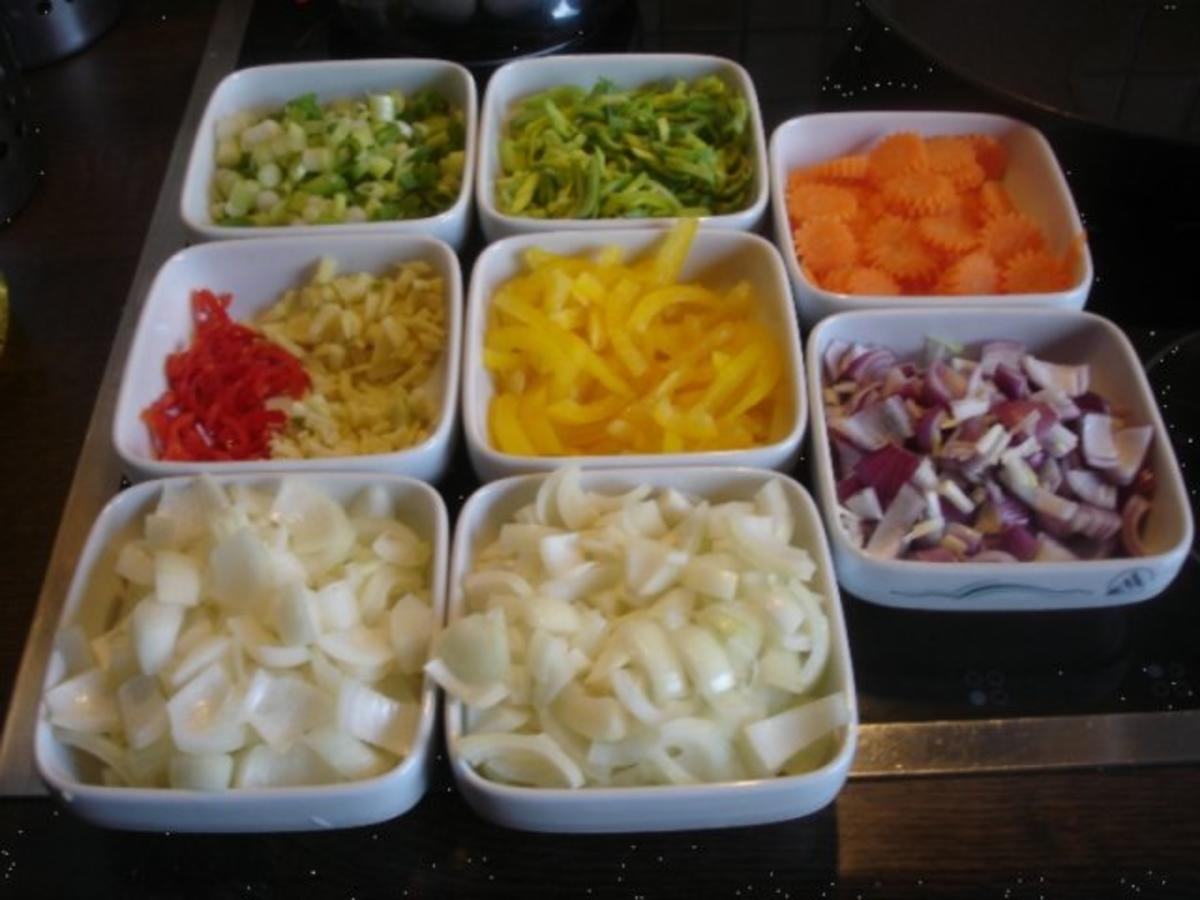 Knusper-Ente mit buntem Gemüse, Erdnusssauce und gelben Reis - Rezept - Bild Nr. 7