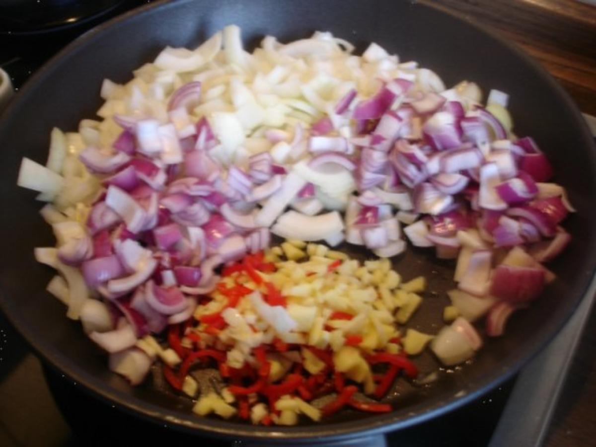 Knusper-Ente mit buntem Gemüse, Erdnusssauce und gelben Reis - Rezept - Bild Nr. 8