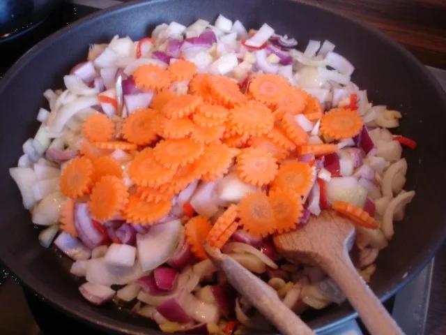 Knusper-Ente mit buntem Gemüse, Erdnusssauce und gelben Reis - Rezept - Bild Nr. 9