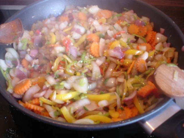 Knusper-Ente mit buntem Gemüse, Erdnusssauce und gelben Reis - Rezept - Bild Nr. 11