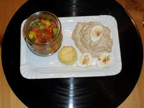 Thunfischcreme an Blätterteigblüten - Rezept