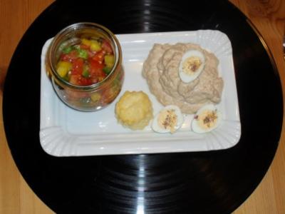 Rezept: Thunfischcreme an Blätterteigblüten Thunfischcreme an Blätterteigblüten - Rezept