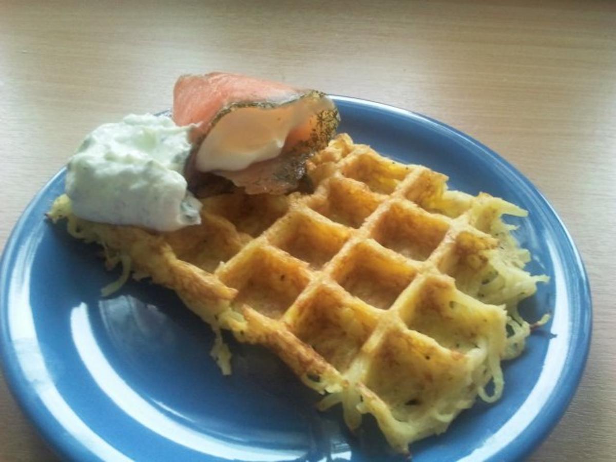 Bilder für Kartoffelwaffeln mit Schnittlauchcreme und Räucherlachs - Rezept