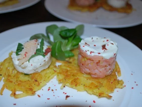 Lachstatar und Forellencreme auf kleinen Rösti - Rezept