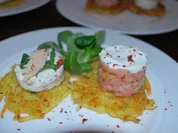 Rezept: Lachstatar und Forellencreme auf kleinen Rรถsti Lachstatar und Forellencreme auf kleinen Rรถsti - Rezept