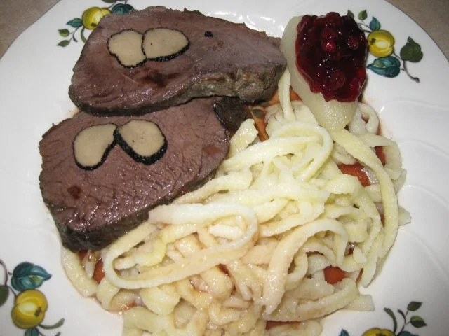 Hirschrückenbraten mit Waldbeersauce und Spätzle - Rezept
