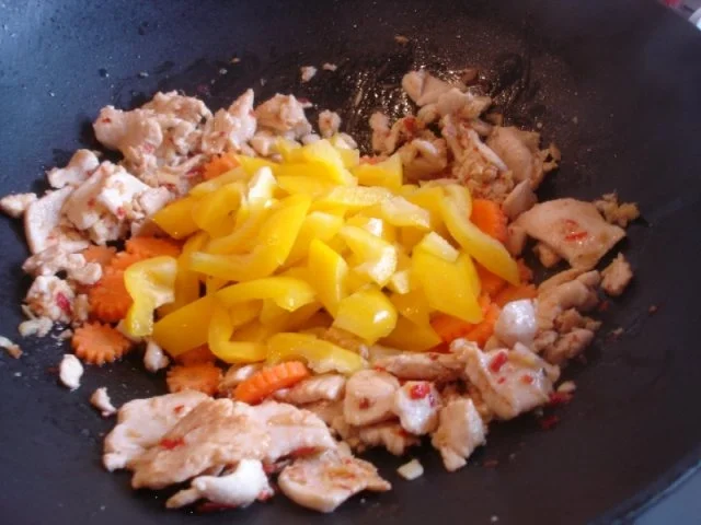 Rezept: Hähnchen-Wok mit gelben Reis Bild Nr. 7 Hähnchen-Wok mit gelben Reis - Rezept - Bild Nr. 7