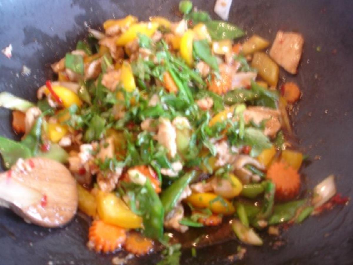 Hähnchen-Wok mit gelben Reis - Rezept - Bild Nr. 11