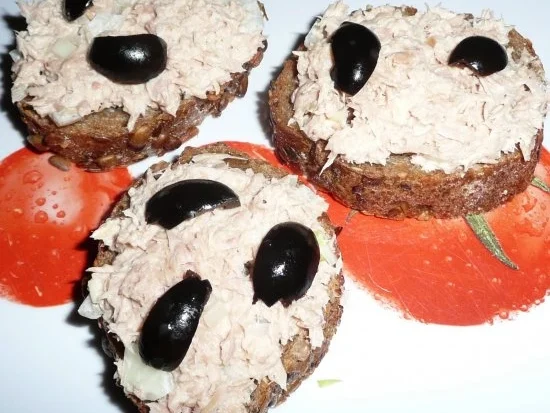 Tunfischsalat auf Vollkornschnittchen - Rezept