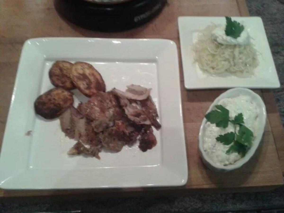 Gyros am Spiess, mit Krautsalat und Zatziki und Ofenkartoffeln