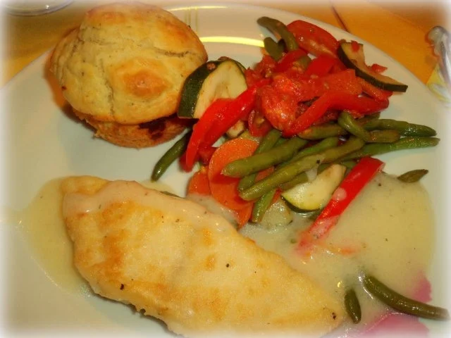 Ziegenkäse-Muffins mit lauwarmem Salat und Fischfilets - Rezept