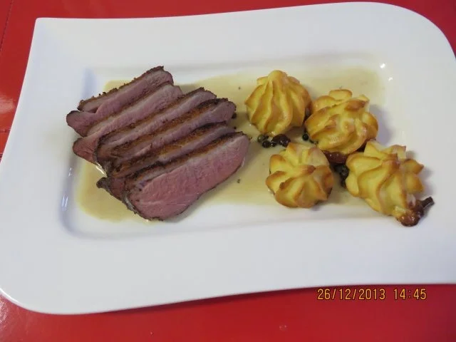 Rezept: Kochen: Entenbrust mit Cognac-Pfeffersoße und Herzoginkartoffeln Kochen: Entenbrust mit Cognac-Pfeffersoße und Herzoginkartoffeln - Rezept