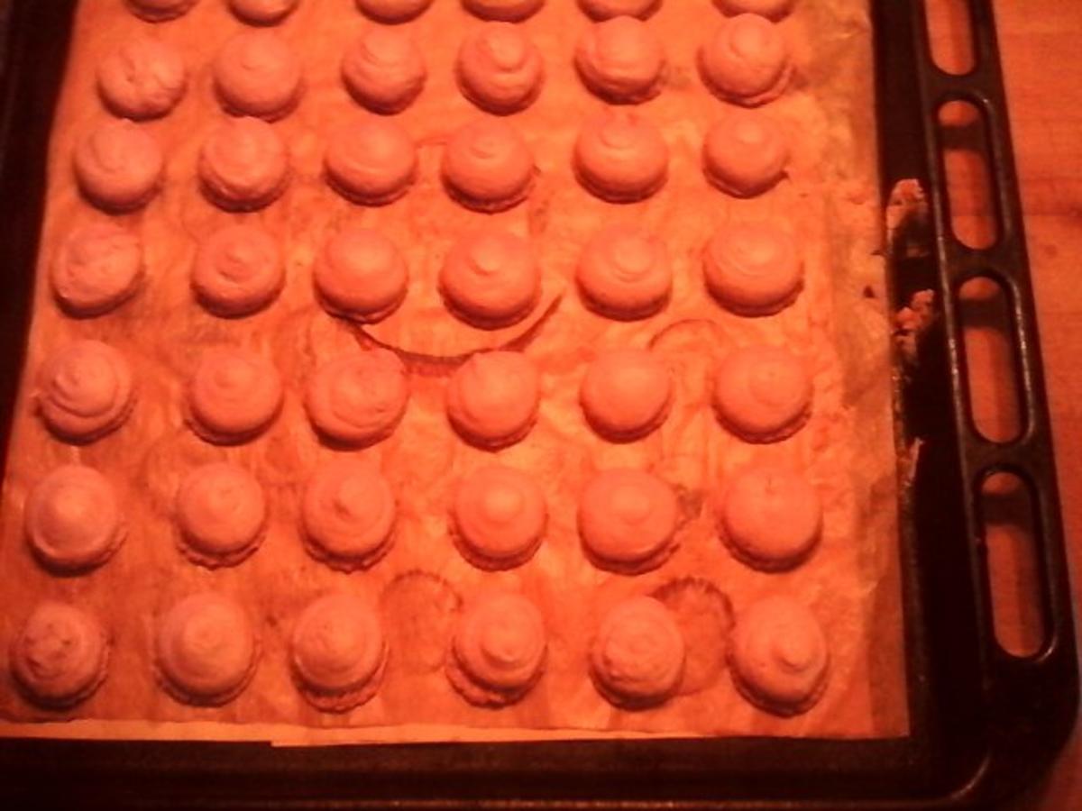 Heidelbeer Macarons mit Buttercremefüllung - Rezept - kochbar.de