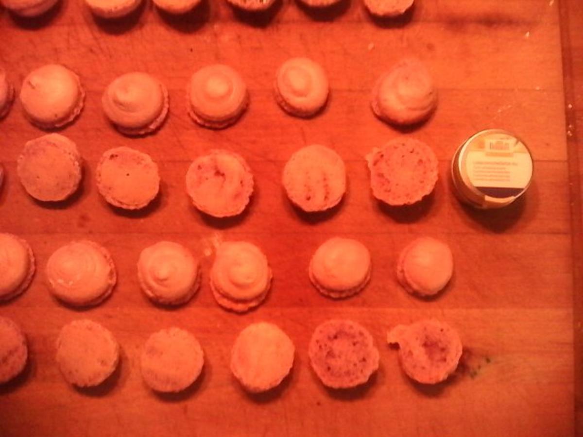 Heidelbeer Macarons mit Buttercremefüllung - Rezept - kochbar.de