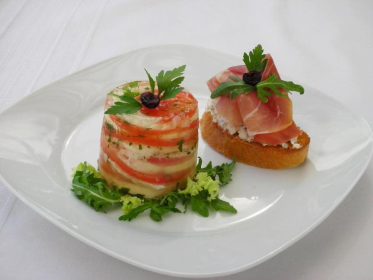 Tomaten-Mozzarella- Terrine mit Prosciutto Crostini - Rezept - kochbar.de