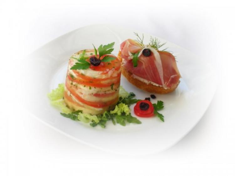 Tomaten Mozzarella- Terrine mit Prosciutto Crostini - einfach - von Noriana