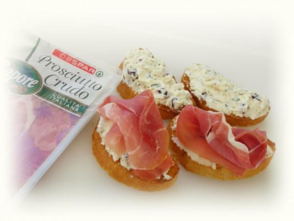 Tomaten-Mozzarella- Terrine mit Prosciutto Crostini - Rezept - kochbar.de