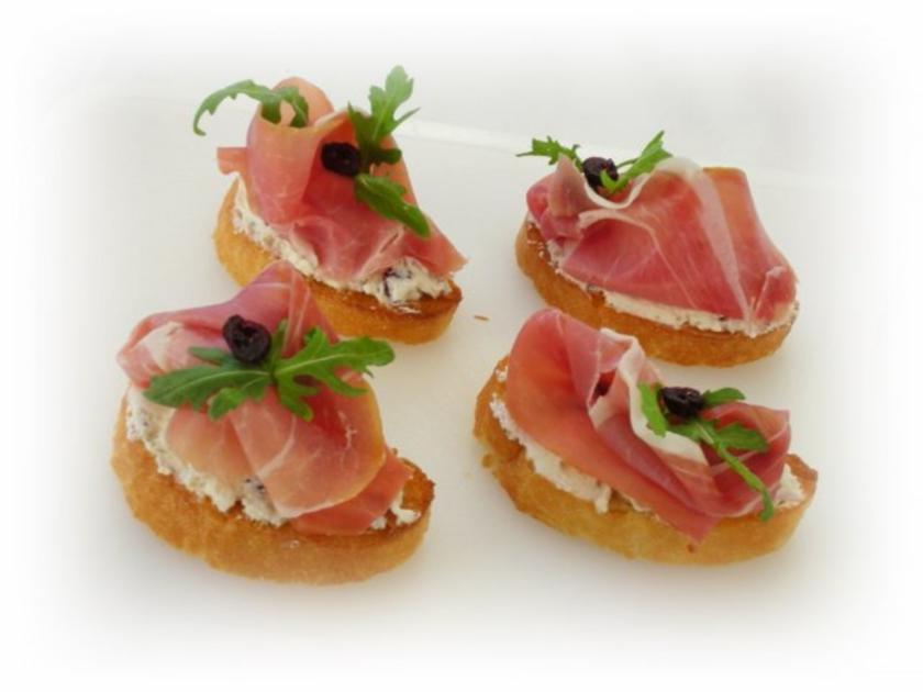 Tomaten-Mozzarella- Terrine mit Prosciutto Crostini - Rezept - kochbar.de