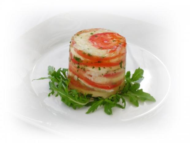 Tomaten-Mozzarella- Terrine mit Prosciutto Crostini - Rezept - kochbar.de