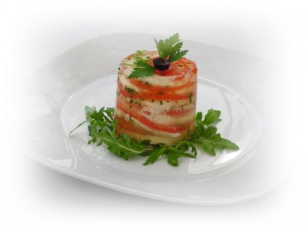 Tomaten-Mozzarella- Terrine mit Prosciutto Crostini - Rezept - kochbar.de