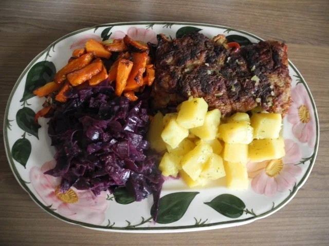 Vegan : Soja - Roulade mit Kartoffelwürfel und Apfelrotkohl - Rezept