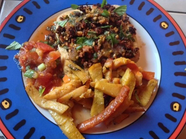 Tofu mit Kräuterkruste und gebackenem Möhren Kaki Gemüse. Dazu ein Tomaten-Dip - Rezept