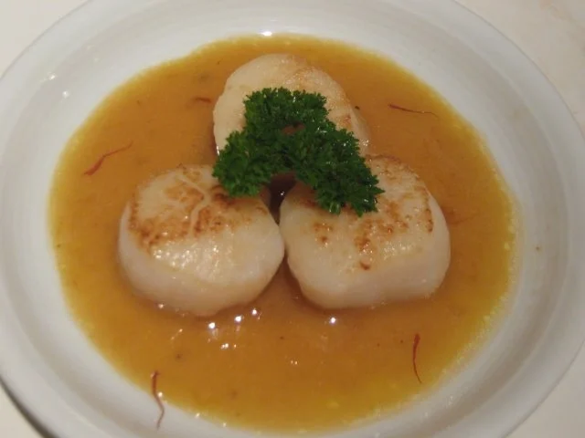 Jakobsmuscheln auf Safran-Wein-Sauce - Rezept