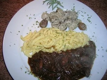 Hirschragout mit Maronengemüse und Spätzle - Rezept