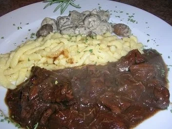 Hirschragout mit Maronengemüse und Spätzle - Rezept - Bild Nr. 2