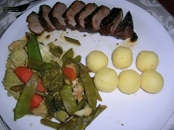 Entenbrust, mariniert an Gemüse- Pfännchen mit kleinen Knödelchen - Rezept