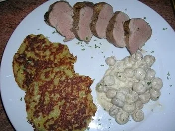 Schweinefilet mit Rahmchampignos an frischen Kartoffelröstis - Rezept - Bild Nr. 2
