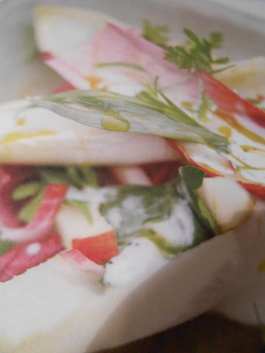 süßer Birnen-Apfel-Salat mit Chicoree und Käse-Dressing - Rezept ...