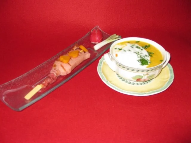 Kartoffel-Karottensuppe mit Lyoner-Spieß - Rezept