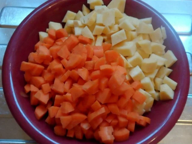 Suppen/Vorspeise: Feine Karotten-Rüben-Suppe mit Forellenfilet - Rezept - Bild Nr. 2