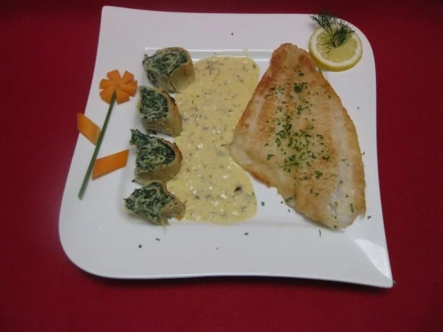 Rezept: Gebratenes Schollenfilet, dazu mit Spinat und Spillkees gefüllte Pfannkuchen Gebratenes Schollenfilet, dazu mit Spinat und Spillkees gefüllte Pfannkuchen - Rezept